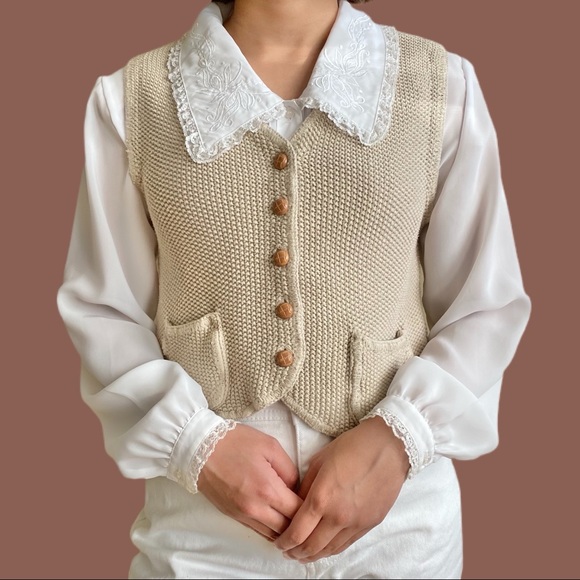 🚫SOLD🚫 Frilly Oversized Collared Blouse 🕊 - Picture 1 of 4
